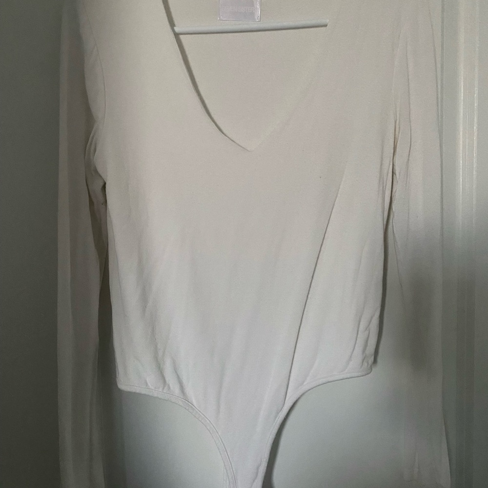 Chic White V-Neck Long Sleeve Bodysuit